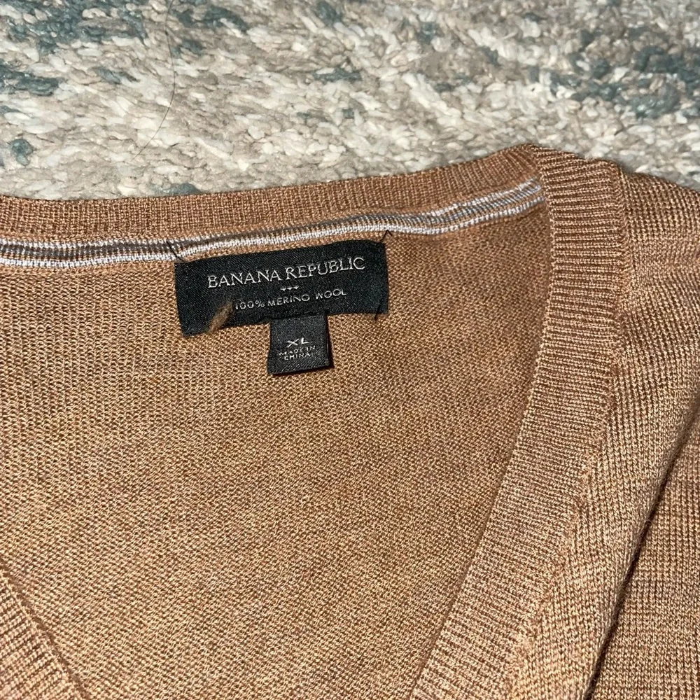 Banana Republic Men's V-Neck Sweater in Light Brown/Tan